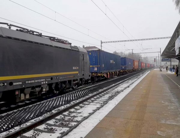 Пересылка! Электровоз Вектрон с контейнерным поездом и перегоняемым электровозом