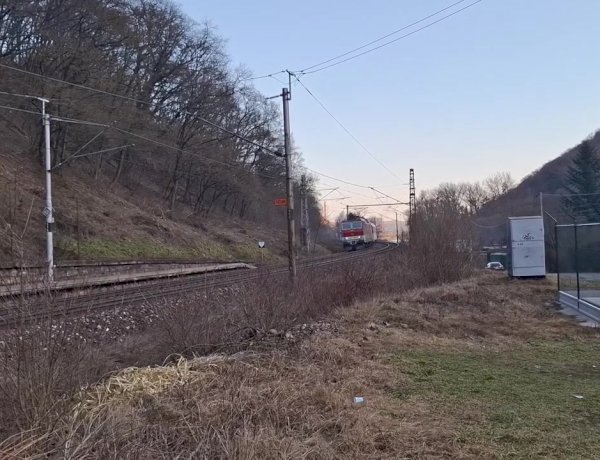 Электровоз Шкода с пассажирским поездом