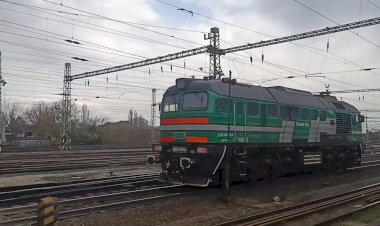 Высокая скорость, тепловоз 2М62Y-0070 следует резервом