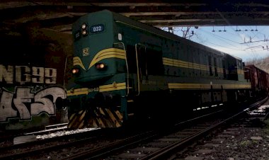 Тепловоз 661-032 с полувагонами