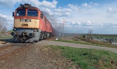 Тепловоз 628 157 с полувагонами