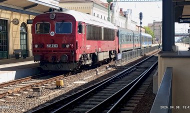 Тепловоз M41.2103 с пригородным поездом