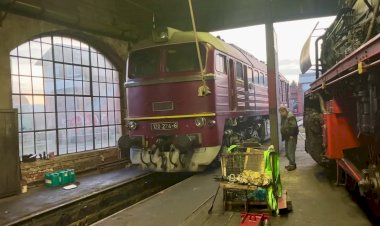 Тепловоз 120 274-6 заезжает в депо