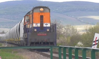 Тепловоз 770 105-5 с перегоняемым локомотивом и хопперами