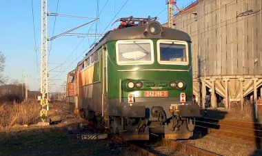 Тепловоз 742 512-7 перегоняет холодный электровоз  Шкода 242 286-3