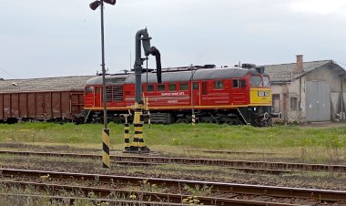 Тепловоз 628 168 выполняет манёвры с полувагонами