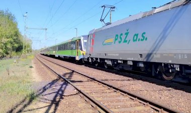 Электровоз Traxx с перегоняемыми рельсовыми автобусами