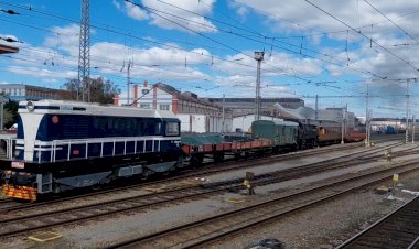 Тепловоз ЧМЭ2 ( 720 539-6) с ретро поездом и танк-паровозом