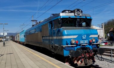 Электровоз 363-001 с контейнерным поездом
