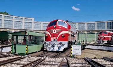 Тепловоз М61.  001 на поворотном круге