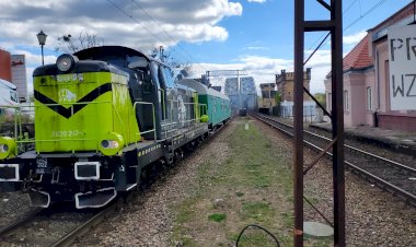 Тепловоз  SM42 - 2122 с техническим вагоном