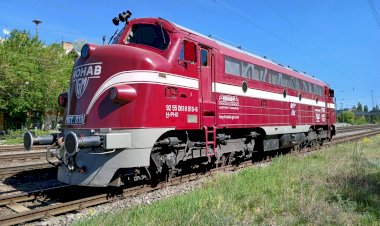 Тепловоз М61.010 следует резервом