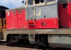 Тепловоз 478 328 "Дачия" с пассажирским вагоном на пригородном маршруте
