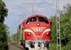 Приветливый машинист, тепловоз M61.017 следует резервом