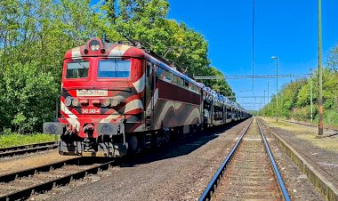 Перевозка машин. Электровоз Шкода 242 243-4 с вагонами автовозами