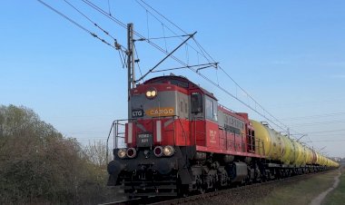 Тепловоз ТЭМ2-021 с цистернами