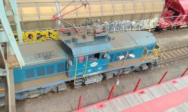 Маневровый электровоз 460 005 следует с полувагонами