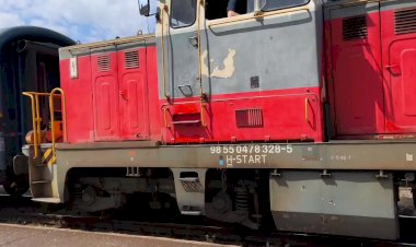 Тепловоз 478 328 "Дачия" с пассажирским вагоном на пригородном маршруте