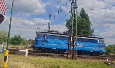 Электровоз Ламинатка 240 045-5 следует резервом