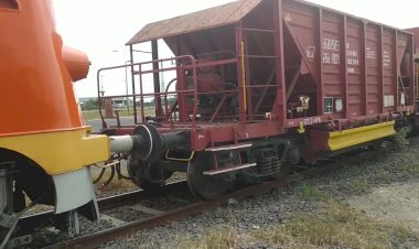 Тепловоз М61.  019 с хопперами дозаторами