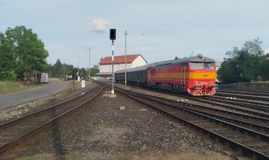 Бардотка, тепловоз Т478.2004 с ретро поездом