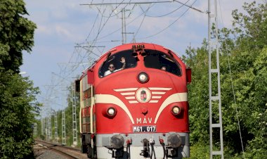 Приветливый машинист, тепловоз M61.017 следует резервом