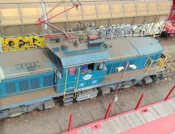 Маневровый электровоз 460 005 следует с полувагонами