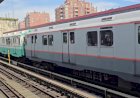 Поезд из вагонов R-10, R-16 отправляются с Брайтон-Бич.