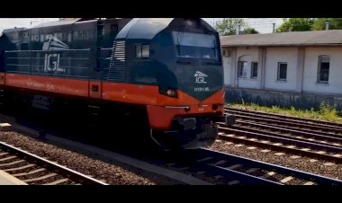 Тепловоз 311D-05 с полувагонами