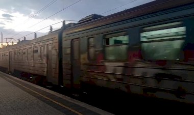 Электропоезд ЭР31 в лучах заходящего солнца