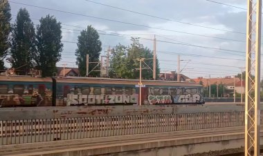 Электропоезд ЭР31 412-080 прибывает на станцию Новый Белград