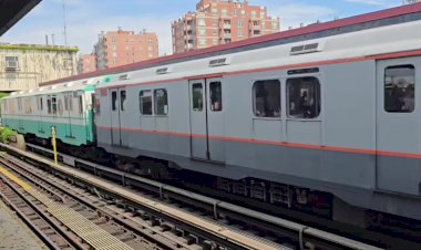 Поезд из вагонов R-10, R-16 отправляются с Брайтон-Бич.