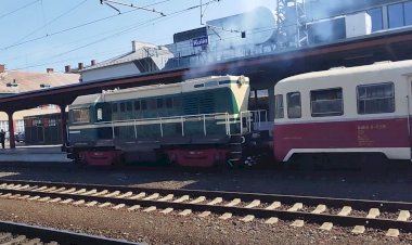 Тепловоз ЧМЭ2 ( T435.0509) с необычными вагонами