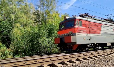 Приветливая бригада, Электровоз ВЛ11М-311/338А с грузовым поездом