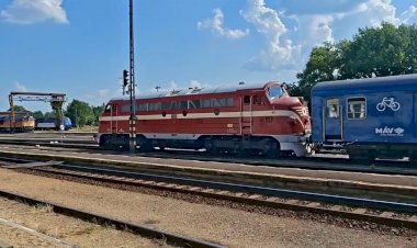 Тепловоз М61.  001 с пассажирским поездом
