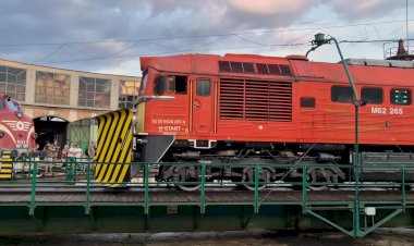 Тепловоз М62-265 на поворотном круге в депо