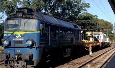 "Гагарин" тепловоз ST44-1258 с краном и платформами прикрытия
