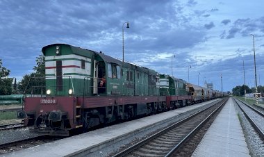 Евро ЧМЭ3, Тепловозы 770 613-8 и T669.1514 с хопперам отправляются со станции