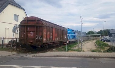 Тепловоз SM42-1013 с вагоном Hbbillns на станции Плешев