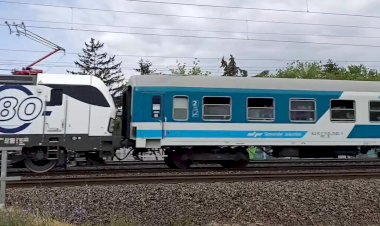 Электровоз Вектрон с пассажирским поездом