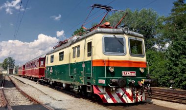 Бобинка, электровоз E422.0003 с ретропоездом