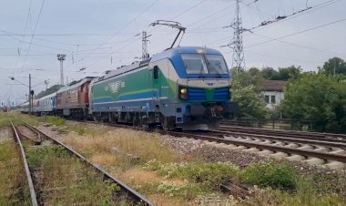 Электровоз вектрон с перегоняемым ТЭ109 и пассажирскими вагонами