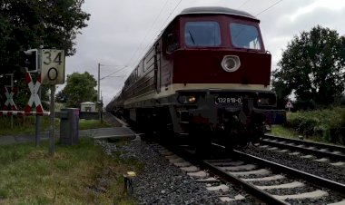На скорости, тепловоз ТЭ109 с цистернами