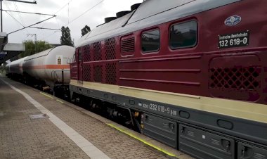 Тепловоз ТЭ109 (132 618 - 0) прицепляется к газовым цистернам