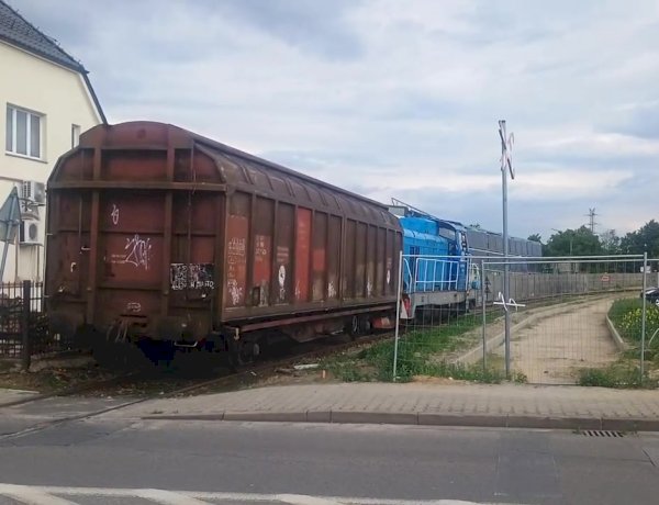 Тепловоз SM42-1013 с вагоном Hbbillns на станции Плешев