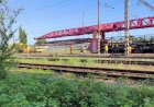 Кран УК-25/9-18 укладывает рельсовое полотно, на станции Вайноры в Братиславе