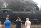 Паровоз с красной звездой на лбу