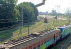 Электровоз Вектрон выполняет манёвры с электропоездом ЭР25