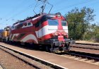 Пересылка, электровоз Шкода 242 274-8 с перегоняемым тепловозом и грузовым поездом