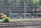 Экскаватор на комбинированном ходу, работает с хопперами дозаторами